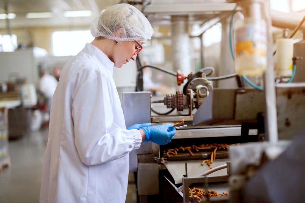 Vrouw werkt in de techniek