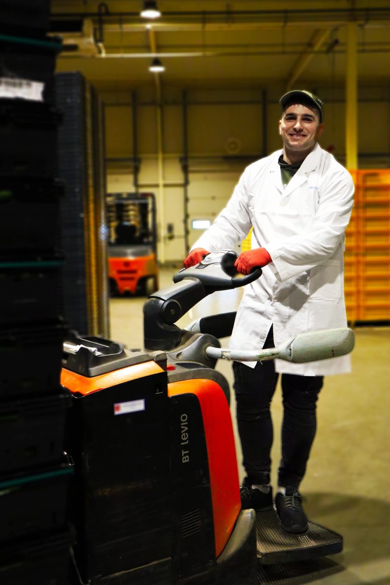 Logistiek medewerker met een elektrische pallettruck